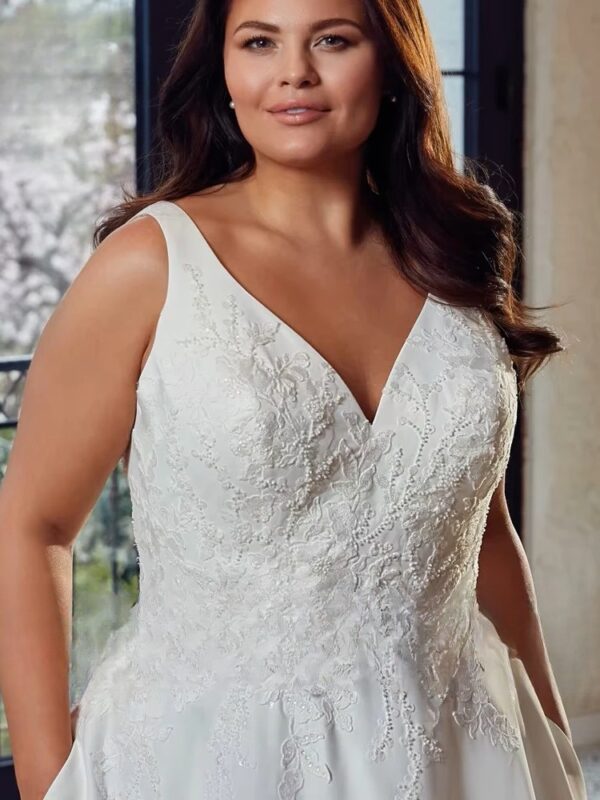 Classic V Neck Wedding Dresses Plus Size A-Line Bride Gowns Appliques Sleeveless Back Button Sweep Train Vestido De PSL980021 - Obrázek 3