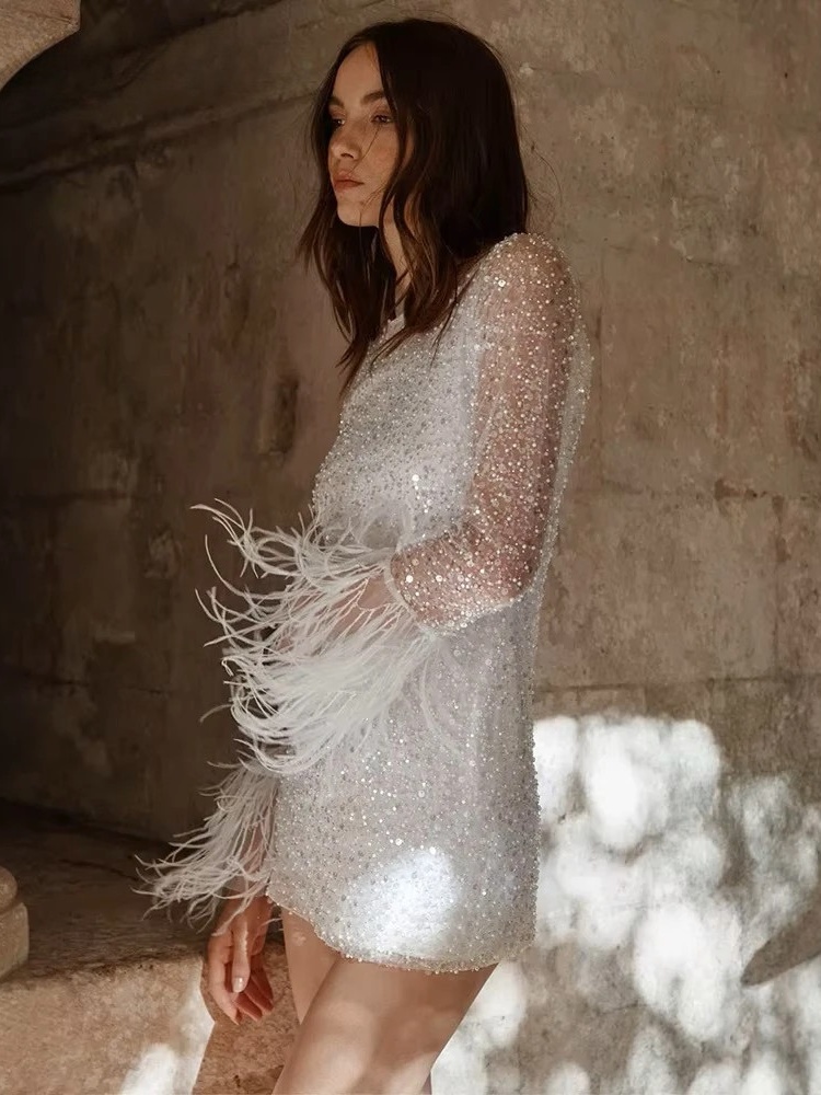 Luxury Glitter Sheath Short Wedding Dress For women Long Sleeves with Fur O-neck Bridal Gowns Shiny Sequin Vestido de Novia 2024 2 Luxury Glitter Sheath Short Wedding Dress For women Long Sleeves with Fur O-neck Bridal Gowns Shiny Sequin Vestido de Novia 2024 - Obrázek 2